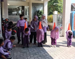 Pesan Mendalam Makna Lomba Makan Kerupuk dan Chicken Race Games