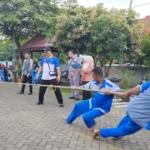 Lomba Tarik Tambang Semarakkan HUT Ke-79 RI di SMK Muda Genteng