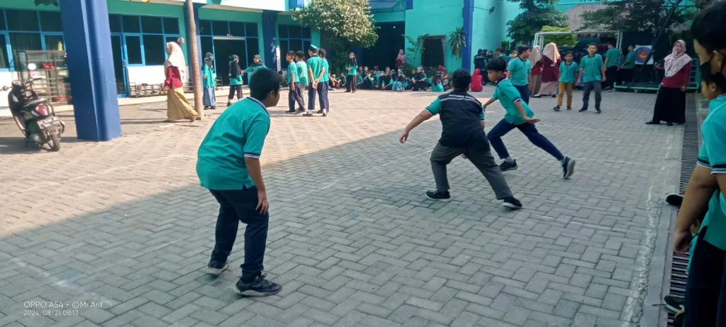 Asyiknya Permainan Tradisional Gobak Sodor di SD Mumtaz