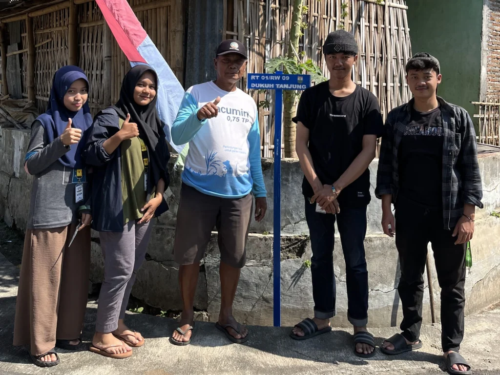 Pemasangan Petunjuk Wilayah dan Rumah Pemuka Dukuh Tanjung oleh Tim KKN-MAs 65