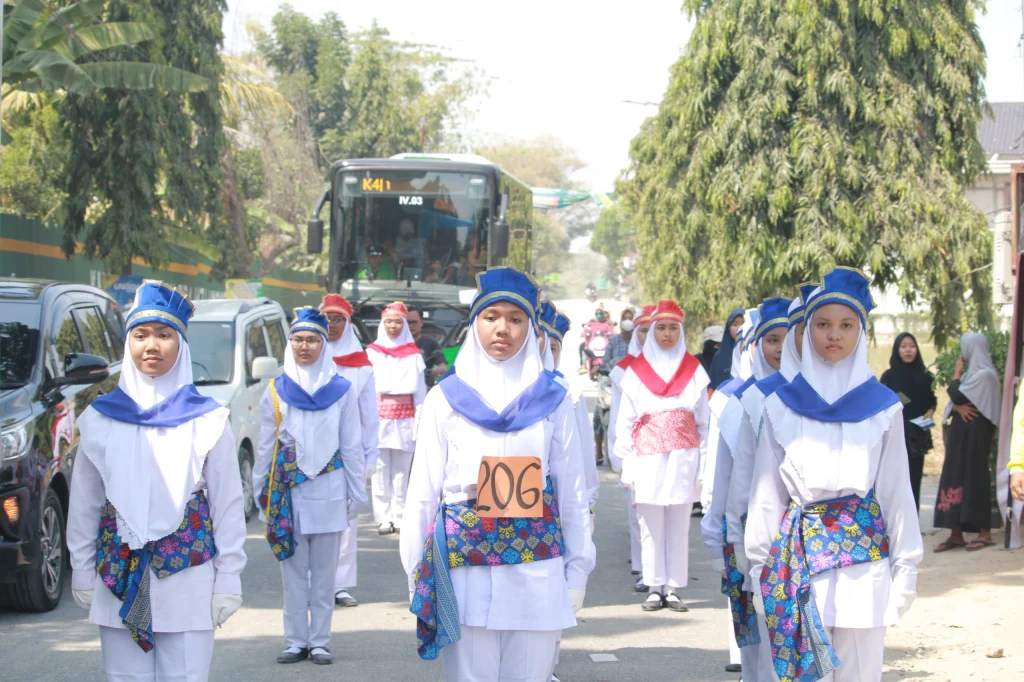 Dua Tim Gerak Jalan MA Al-Ishlah Sendangagung Sabet Juara Se-Kecamatan