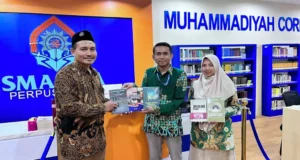 Hibah Buku Guru Besar untuk Smamda Sidoarjo