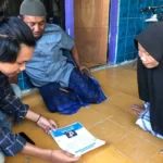 Mahasiswa KKN K-19 UM Surabaya Ajak UMKM Desa Srowo Melek Digital