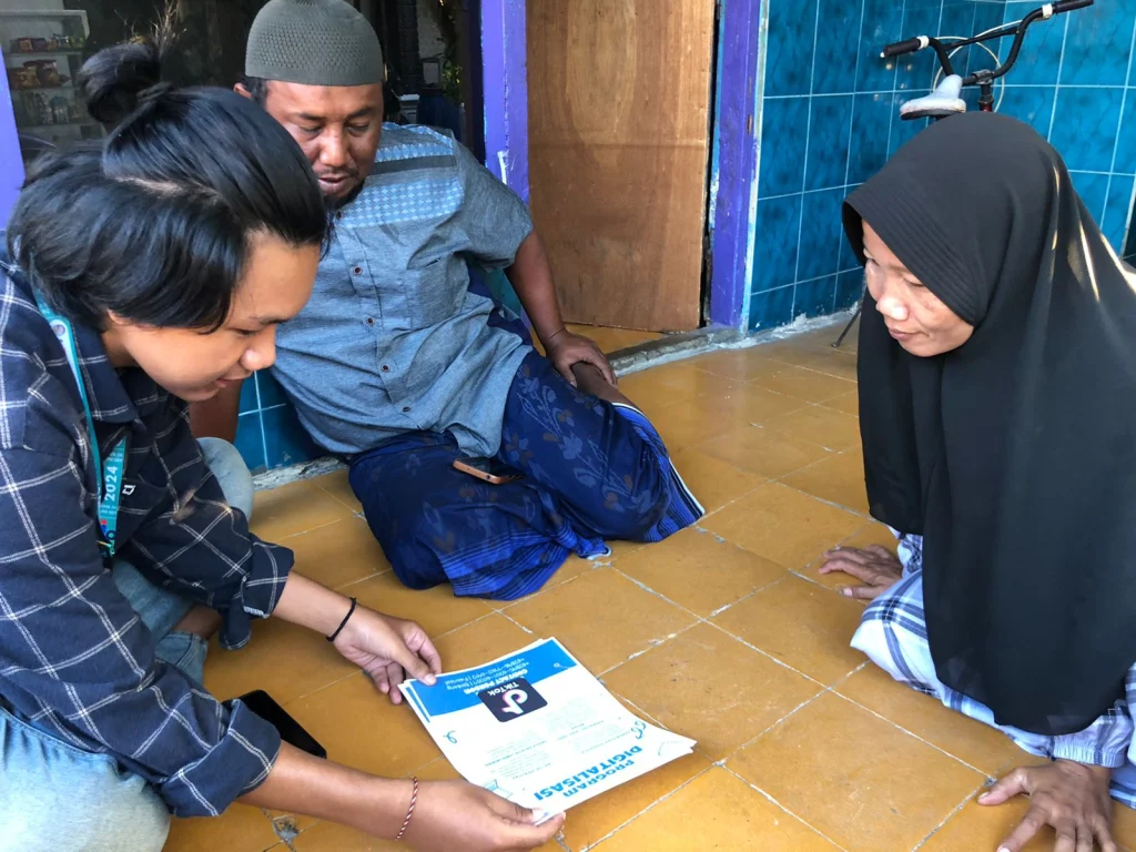 Mahasiswa KKN K-19 UM Surabaya Ajak UMKM Desa Srowo Melek Digital