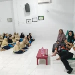 Kunjungi Mimsapro, Bule Asal Italia Coba Pakai Kerudung