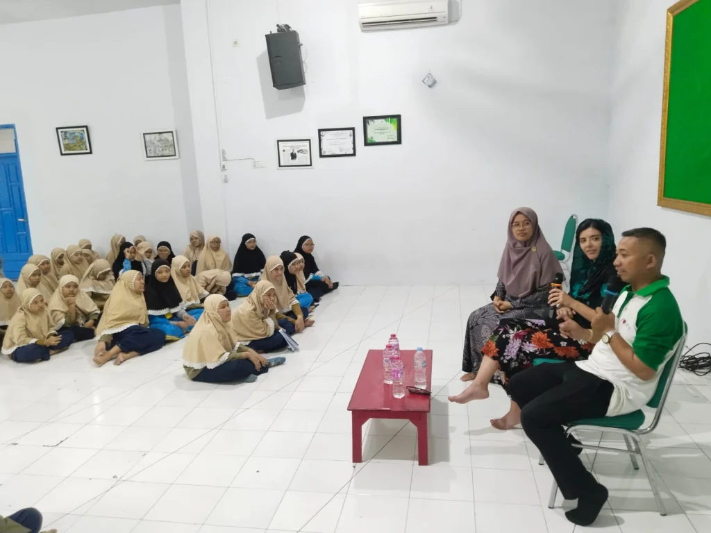 Kunjungi Mimsapro, Bule Asal Italia Coba Pakai Kerudung