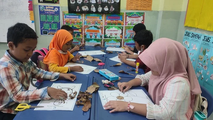 Daun Kering Jangan Dibuang Apalagi Dibakar, Yuk Buat Kerajinan