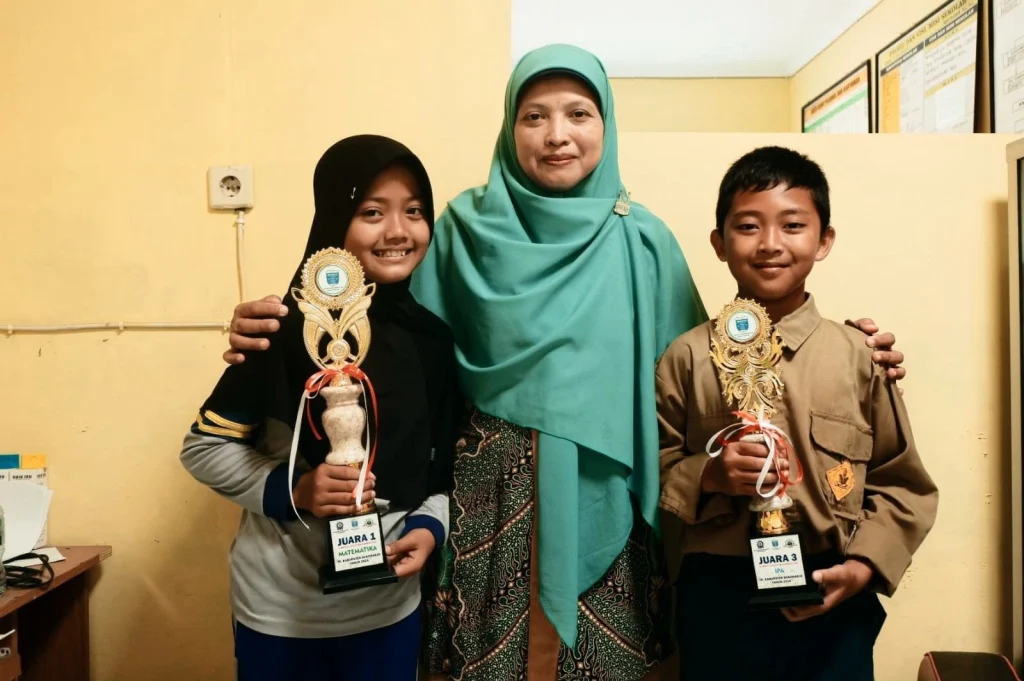 Dua Siswa MIM Tanjung Sukoharjo Sabet Juara Olimpiade Sains Muhammadiyah Jawa Tengah