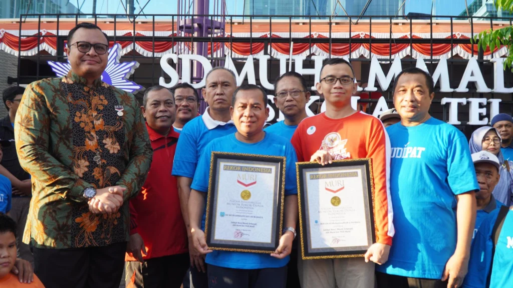 Menginspirasi! SD Muhammadiyah 4 Surabaya Pecahkan Rekor MURI dengan Sedekah 79.000 Botol Plastik