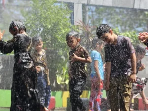 KKN Kelompok 29 PCR Mulyorejo UM Surabaya Ajak TK ABA 6 Kunjungi Pos Damkar Mulyorejo