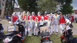 PMR SMA Muha Sigap Kawal Peserta Lomba Gerak Jalan Kecamatan