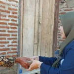 Mahasiswa KKN IAD Bagikan Hasil Olahan Singkong Hasil Kampung Proklim