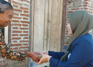 Mahasiswa KKN IAD Bagikan Hasil Olahan Singkong Hasil Kampung Proklim