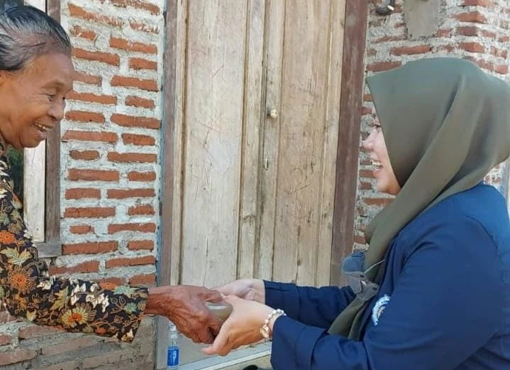 Mahasiswa KKN IAD Bagikan Hasil Olahan Singkong Hasil Kampung Proklim