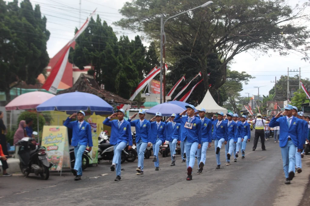 10 Regu Gerak Jalan SMA Muha Taklukkan Lintasan 8 KM dengan Bugar
