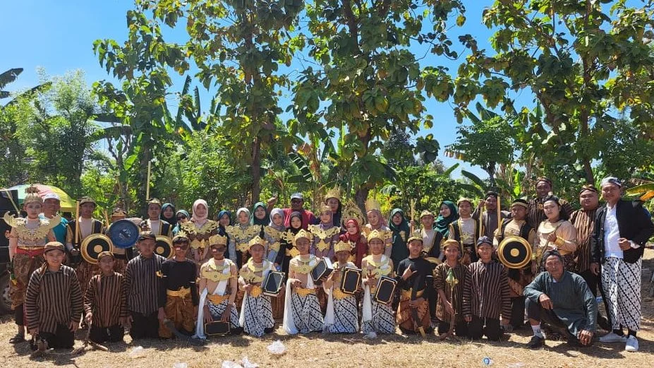 Usung Tema Kerajaan Majapahit, MTs Muhsix Tampil Memukau di Karnaval Desa