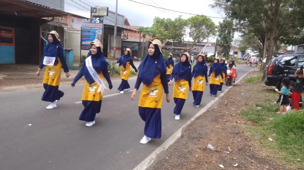 PCNA Genteng Tampil Elegan pada Lomba Gerak Jalan Umum Tingkat Kecamatan