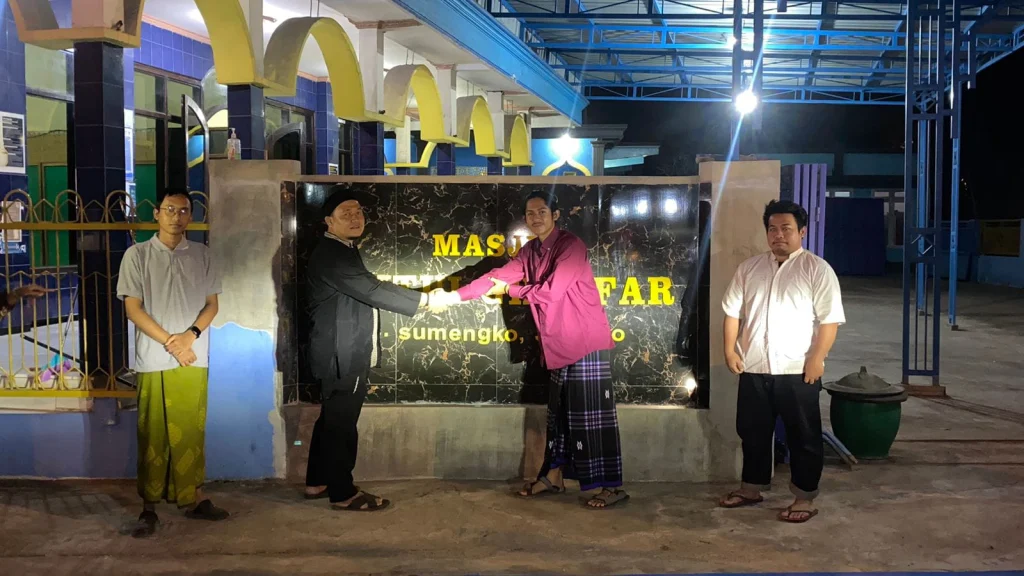 KKN Kelompok 16 UM Surabaya Hiasi Masjid Muhammadiyah Desa Sumengko Mojokerto