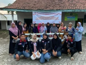 Mahasiswa PMM Gelombang 6 Kelompok 62 UMM Adakan Pengembangan Budidaya Tanaman Hidroponik di Desa Mendalan
