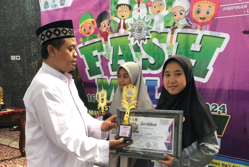 Nabila Zahidah Raih Juara I Lomba Kaligrafi di Fashmu Lamongan 2024