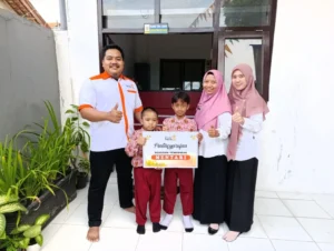 KL Lazismu Kepanjenkidul Tasyarufkan Beasiswa Mentari Kepada 20 Siswa SD Muhtar