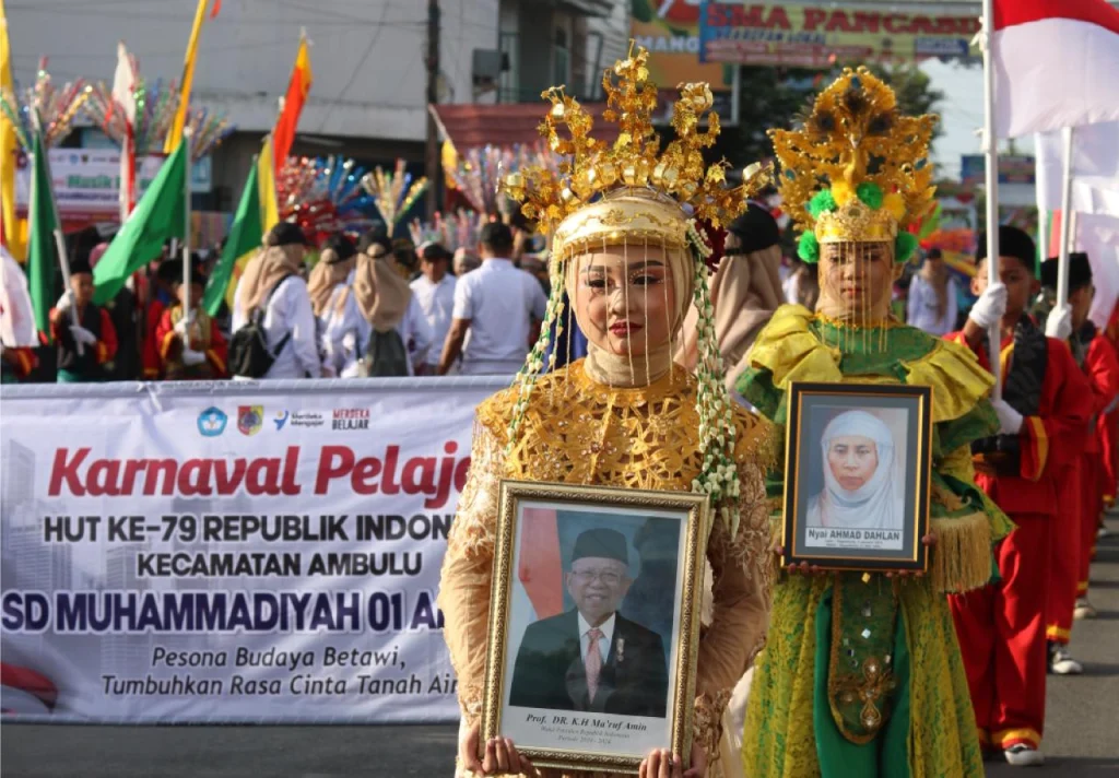 Penampilan SD Muhammadiyah 01 Ambulu Curi Perhatian di Karnaval Pelajar