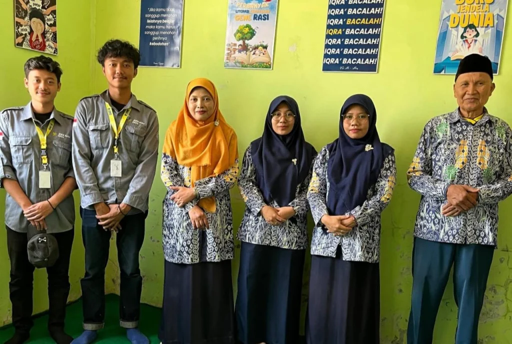 Komitmen Dorong Literasi Siswa, Tim KKN MAs 65 Lakukan Revitalisasi Perpustakaan dan Sedekah Buku