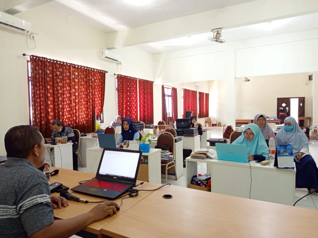 Pelatihan Penginputan Soal CBT di SMP MEKA: Menuju Ulangan Harian Berbasis Teknologi