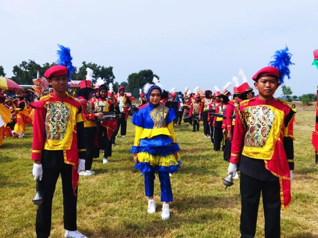 Drum Band Gema Surya SMPM 26 Bersinar di Desa Keduyung