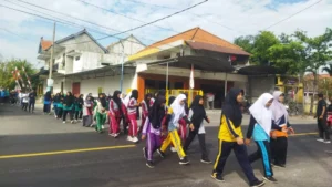 Smamsi Meriahkan Jalan Sehat Ceria Peringati HUT Ke-79 RI