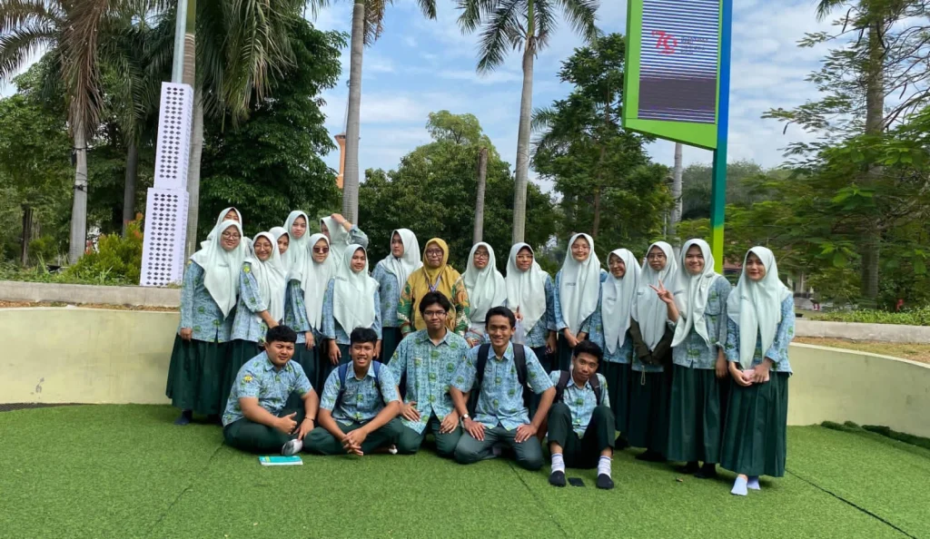 Tingkatkan Keterampilan Menulis Teks Eksposisi, Siswa Smamda Sidoarjo Kunjungi Alun-alun Sidoarjo