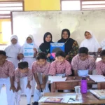 Mahasiswa KKN UMG, Ciptakan Alat Bantu Belajar di UPT SD Negeri 268 Gresik