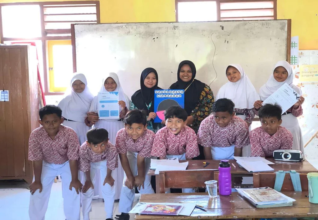 Mahasiswa KKN UMG, Ciptakan Alat Bantu Belajar di UPT SD Negeri 268 Gresik