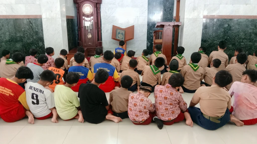 Penguatan Aspek Religius Murid Islamic School SD Muhtar dengan Shalat Dhuhur Berjamaah