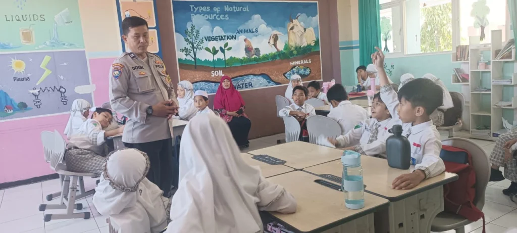Guru Tamu SD Musix Itu Polisi Berpangkat Aiptu