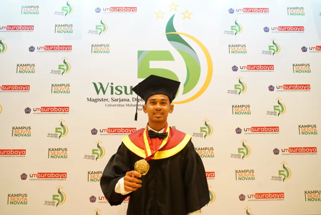 Rahmad Adi Mulyono Diwisuda, UM Surabaya Beri Beasiswa Penuh S2