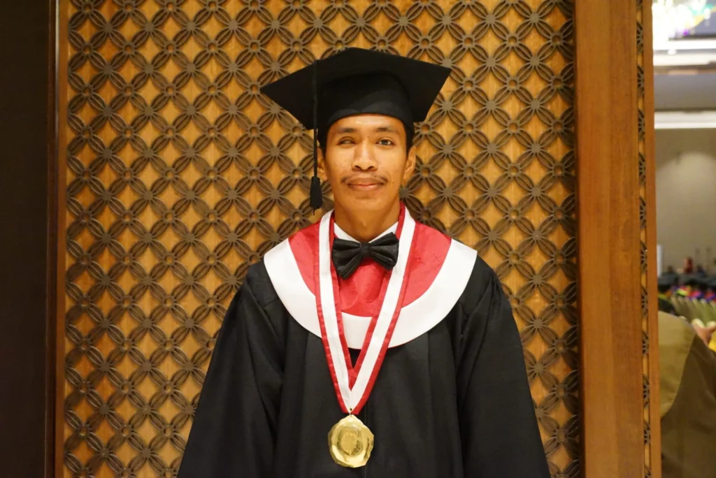 Syamsul Arifin: Marbot Masjid UM Surabaya sekaligus Wisudawan Berprestasi