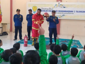 Belajar Memadamkan Api Bersama Tim Damkar Unit Candi di SD MUDA TUSIDA