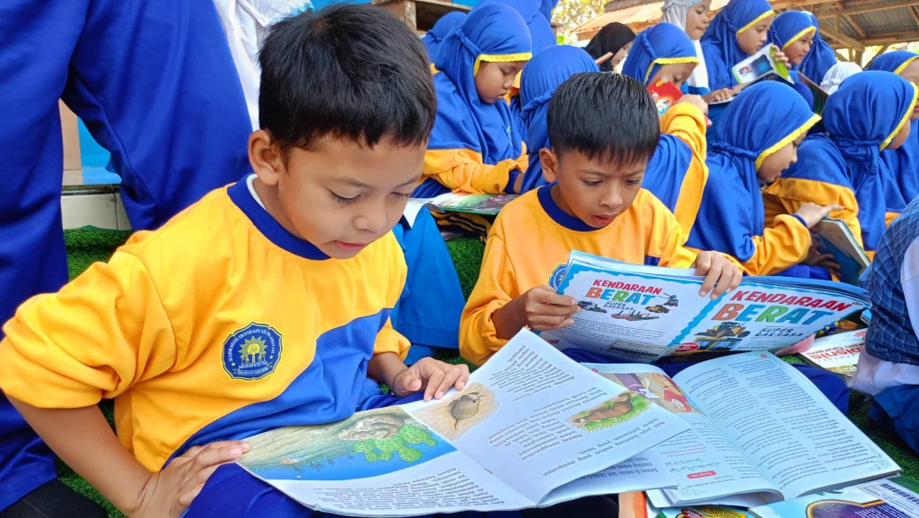 Antusiasme Siswa MI Islamiyah Sambut Perpustakaan Berjalan