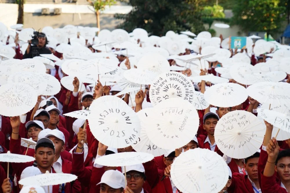 Pecahkan Rekor Muri, Ribuan Maba UM Surabaya Tulis Harapan untuk Presiden dan DPR Terpilih di Payung