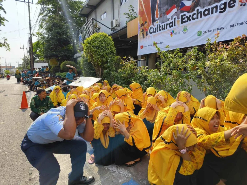 Gandeng BPBD Sidoarjo, SMP Musasi Gelar Simulasi dan Mitigasi Bencana Gempa Bumi
