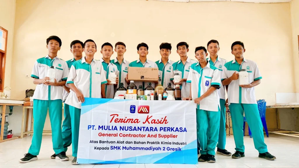SMK Muhammadiyah 2 Gresik Terima Bantuan Alat dan Bahan Praktik Kimia Industri dari PT Mulia Nusantara Perkasa