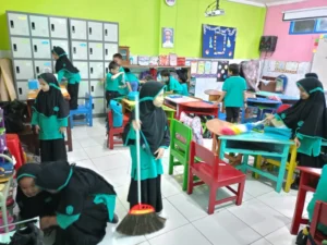 Cleaning Time: Inovasi SD Mumtaz Membangun Karakter Bersih dan Mandiri