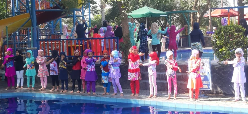 Keseruan Kegiatan Berenang di Sekolah Kreatif SD Muhammadiyah 2 Tulangan