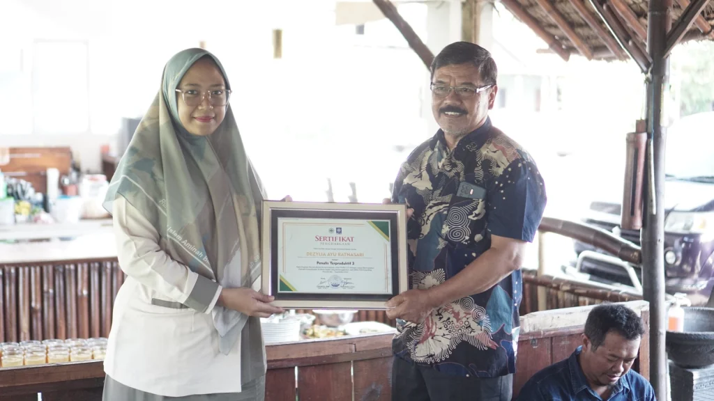 Dezylia Raih Penghargaan Penulis Terproduktif oleh PDM Kota Blitar