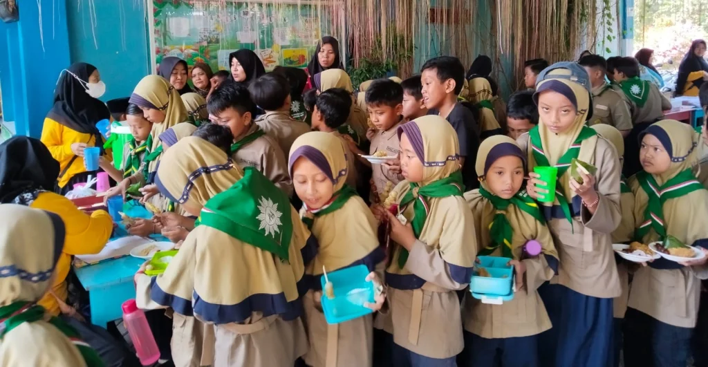 Ikwam SD Muwri Gelar Bazar Ramai Diserbu Pembeli