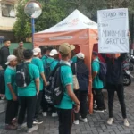 Korkom IMM Unmuh Jember Bagikan 500 Cup Es Gratis untuk Mahasiswa Baru