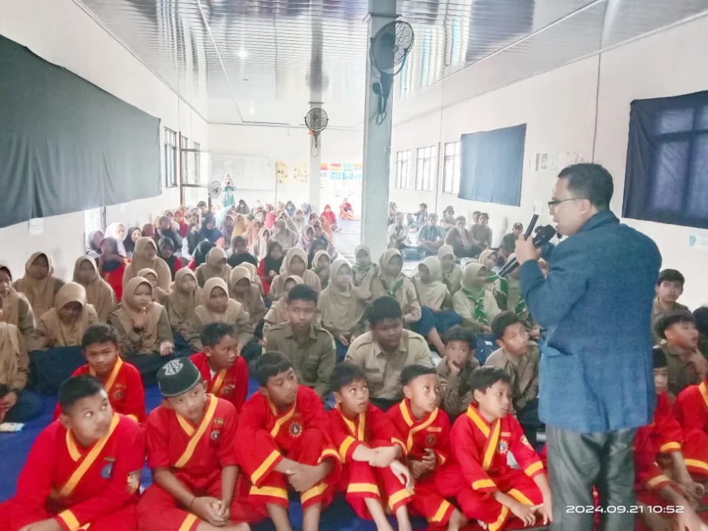 Aula SMP Muhammadiyah 8 Benjeng Banjir Air Mata dalam Acara Parenting Anti Bullying