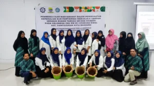 Semakin Berkemajuan! UM Bandung Latih Warga Cipadung Kidul Kelola Sampah dengan Teknik Octaco