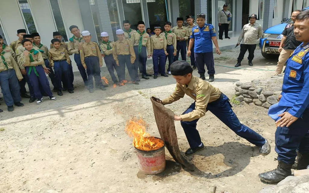 Santri MBS Al-Hikmah Jajag Ikuti Latihan Tanggap Bencana
